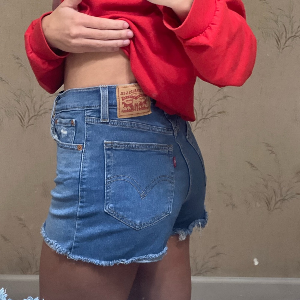 Levi’s High Rise Shorts - Picture 3 of 4
